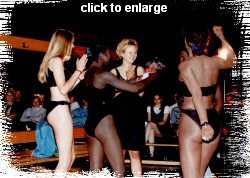 Zwei schwarze und zwei wei�e L�uferinnen in Unterw�sche bei der Partyszene in der Umkleide