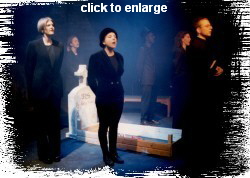 Beerdigungsszene mit Priester und Trauerg�sten.