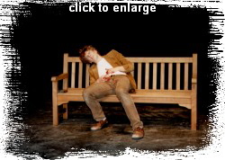 Jerry liegt blut�berstr�mt auf der Bank.